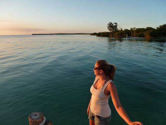 Assistindo ao pôr-do-sol em Caye Caulker, na grande barreira de corais de Belize